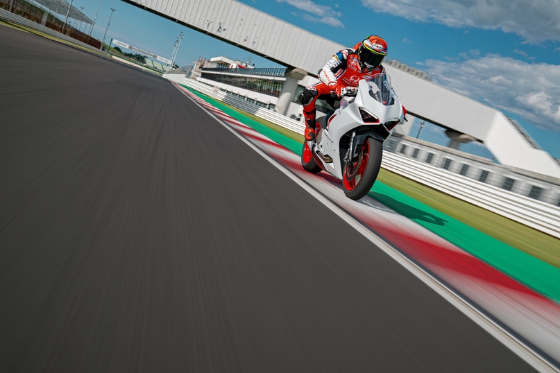 Ducati представили бело-красную расцветку для Panigale V2