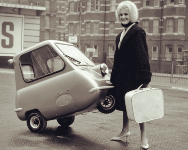 Очень маленький одноместный автомобиль PeelP50. Он был создан в Англии в 1962 г. и мог разoгнаться до 64 км в час.