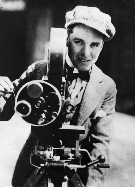 ПОЧЕМУ ЧАРЛИ ЧАПЛИН СТАЛ ПЕРСОНОЙ НОН- ГРАТА В США Всему миру Чарли Чаплин известен как легендарный комик, самый узнаваемый актер из черно-белых фильмов. Но мало кому известно, что в реальной