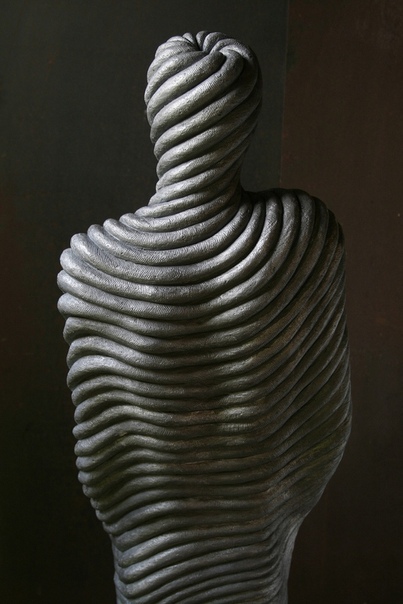 Emil Alzamora, Эмиль Альзамора Этот скульптор из Перу. Родился в Лиме в 1975 году. Он создает зрелищные скульптуры из различных материалов, работает с бронзой, гипсом, бетоном, и другими