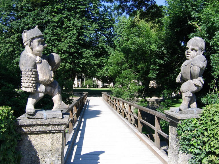 Парк Мирабель в Зальцбурге (Австрия) . Статуи карликов.