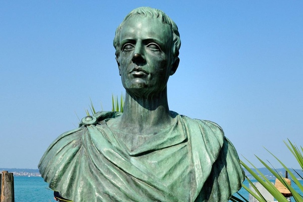ГАЙ ВАЛЕРИЙ КАТУЛЛ (87 или 84-54 годы до н.э.) Катулла иногда называют первым великим поэтом и основоположником художественной литературы Древнего Рима. Сведений о нем сохранилось мало. Даже имя