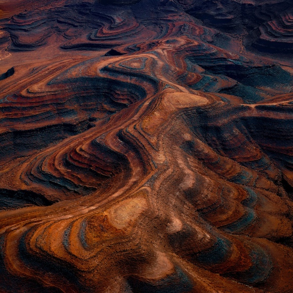 Аэрофотоснимки пустыни выглядят как абстрактные картины Австралийский фотограф Leah ennedy сделал серию снимков засушливой Намибии с высоты. Большая часть работ фотографа имеют абстрактный