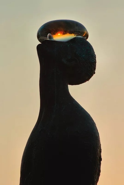 Скульптура «Дождь»: бронзовый человек с огромной каплей на лице. Украинский художник Назар Билык в 2010 году создал 6-метровую скульптуру «Дождь», как символ связи человека с природой и символ