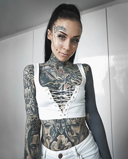 «МонАми Фрост»: Самая популярная тату-модель в мире Ирен Страум в мире известна под псевдонимом «МонАми Фрост» работает тату-моделью, видеоблогером, является владелицей своей линии одежды и