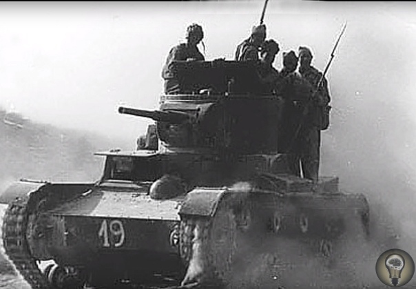 ПЕРВЫЙ СОВЕТСКИЙ ТАНКОВЫЙ БОЙ 29 октября 1936 года в испанском городишке Сесеньо экипаж советского Т-26 попал в непростое положение. У них закончились боеприпасы, была сбита гусеница и