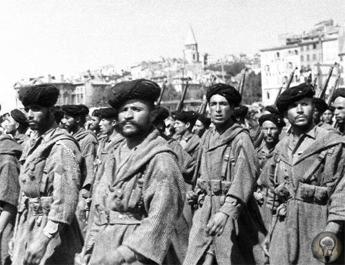ПЕРВЫЙ СОВЕТСКИЙ ТАНКОВЫЙ БОЙ 29 октября 1936 года в испанском городишке Сесеньо экипаж советского Т-26 попал в непростое положение. У них закончились боеприпасы, была сбита гусеница и