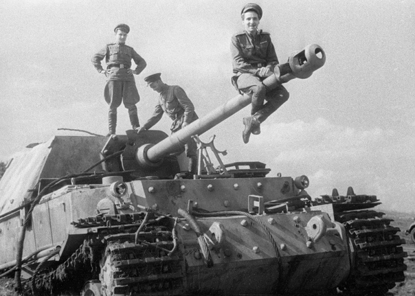 САУ ФЕРДИНАНД. БОЕВОЙ ДЕБЮТ ПОД КУРСКОМ 19 марта 1943 года в Рюгенвальде Гитлеру были продемонстрированы новые образцы вооружения, среди которых и один из первых образцов «Фердинанда».