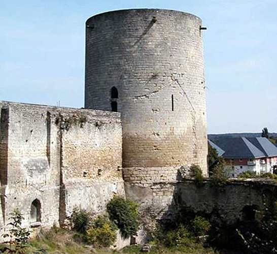 ТАЙНА ЗАМКА ЖИЗОР Замок Жизор один из самых мощных, красивых и загадочных сооружений средневековой Европы. Он стоит на окраине одноименного города в Нормандии (63 км от Парижа) и в средние века
