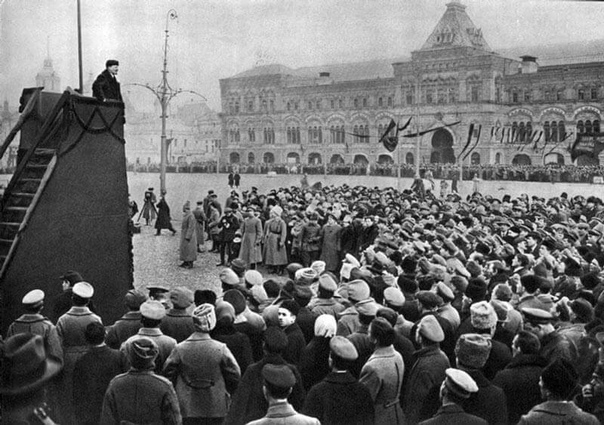МОДЕЛЬЕР РЕВОЛЮЦИИ В октябре 1920 года на Дворцовой площади 10 тысяч человек разыграли один из самых массовых спектаклей в истории «Взятие Зимнего дворца» Николая Евреинова. То, как мы