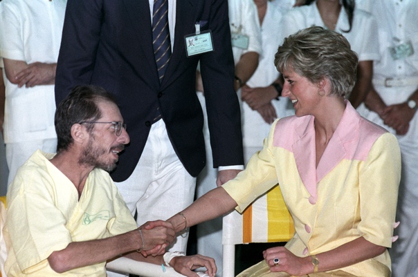 Леди Диана в 1991 году пожимает руку больным СПИДом без перчаток, чтобы показать, что таких людей не нужно бояться и изолировать от