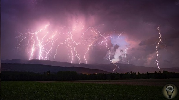Тайна самых мощных молний: как возникают суперболты и почему ученые до сих пор не знают причины их возникновения Молнии такие же распространенные природные явления, как дождь или град. Однако