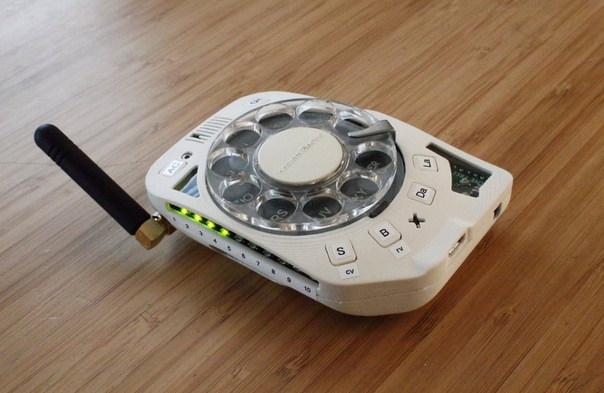 Необычный мобильный телефон в стиле ретро Инженер Брукхейвенской национальной лаборатории Министерства энергетики США Жюстин Хаупт разработала дисковый мобильный телефон, который к тому же можно