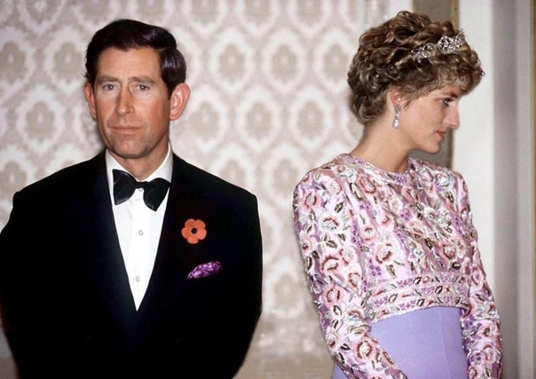 Почему на многих фотографиях принц Чарльз выше Дианы 