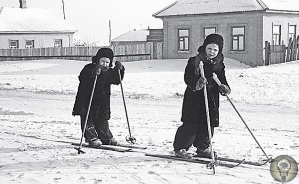 Эпоха СССР Наверное, самое яркое воспоминание у многих из детства зимой это катание на санках с родителями или друзьями. Горки, лыжи, коньки, снежки: столько чудесных занятий на улице. И ты