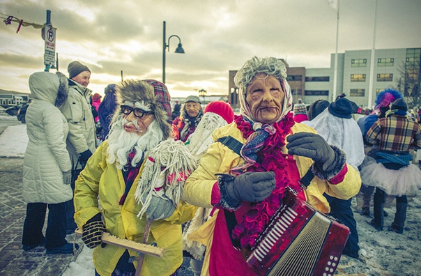 Традиции рождественских колядок соблюдаются во многих странах мира уже не одну сотню лет Есть такие и на острове Ньюфаундленд в Канаде. Местные жители называют этот ритуал The Mummering, что