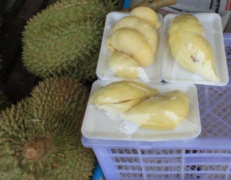 ФРУКТ ДУНИАН Родиной дуриана является Юго-Восточная Азия. Во многих азиатских странах его называют королём фруктов. Считается, что в Таиланде вырастает самый вкусный дуриан, поэтому на местных