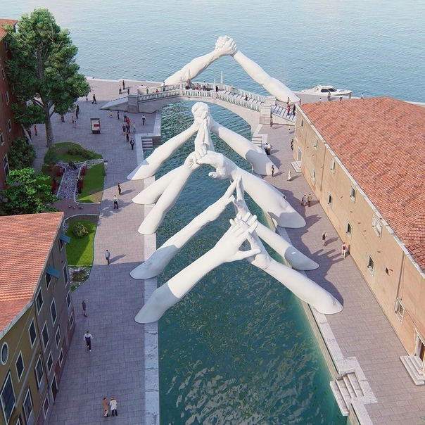 Лоренцо Куинн (Lorenzo Quinn) создал скульптуру «Строительство мостов». Инсталляция представляет собой шесть пар рук над венецианским каналом и символизирует необходимость преодолевать