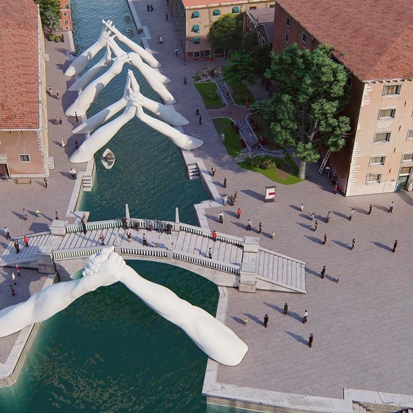 Лоренцо Куинн (Lorenzo Quinn) создал скульптуру «Строительство мостов». 