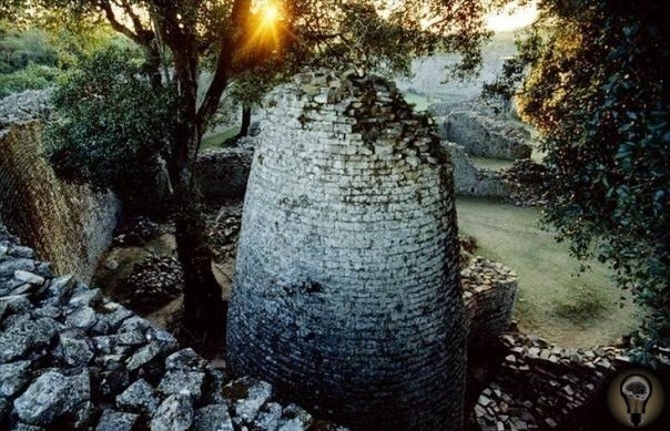 ТАЙНЫ ЗИМБАБВЕ Руины гигантских каменных сооружений в районе рек Замбези и Лимпопо до сих пор остаются загадкой для ученых. Сведения о них поступали еще в XVI веке от португальских торговцев,