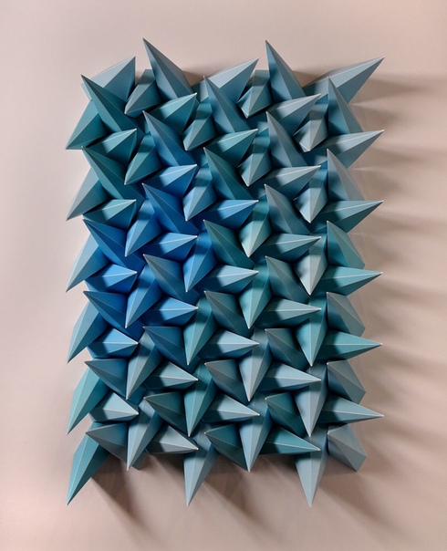 Мэтт Шлиан (Matt Shlian вот уже несколько лет создаёт гипнотизирующие бумажные скульптуры 3D, которые как будто движутся.Мэтт работает с учёными из Мичиганского университета над созданием