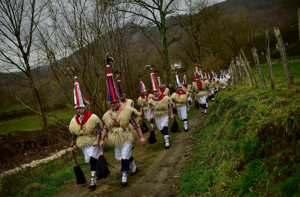 Мужчины в традиционных костюмах во время празднования Йоальдунака Окрестности деревни Субьета, Испания. Йоальдунак праздник встречи весны. В день карнавала ряженые совершают шествие по окрестным