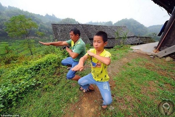 Гуанси Донг: деревня, где все владеют кунг-фу (Китай) Гуанси Донг, небольшая деревня, спрятанная глубоко в горах Тяньчжу, стала всемирно известной достопримечательностью благодаря своим жителям,