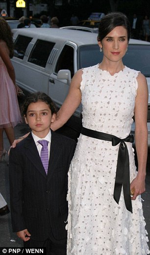 Дженнифер Коннели со старшим сыном Каем. Дженнифер Коннели родила сына Кая Дуган в 1997 году в отношениях с фотографлом Дэвидом Даганом.С 2003 года Дженнифер замужем за актером Полом Беттаном, у