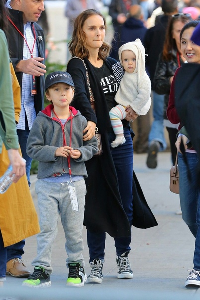 Актриса Натали Портман с мужем Бенджамином Мильпье и детьми В 2011 году Натали родила сына, Алефа Мильпье-Портмана, а в 2017 у пары родилась дочь Амалия