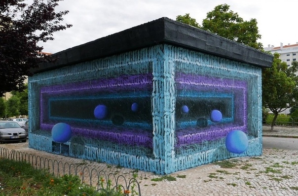 Уличная художница творит на стенах порталы в другие миры Задействовав в своем творчестве безграничную любовь к космосу, уличная художница Иззи Извне создала собственный уникальный стиль,