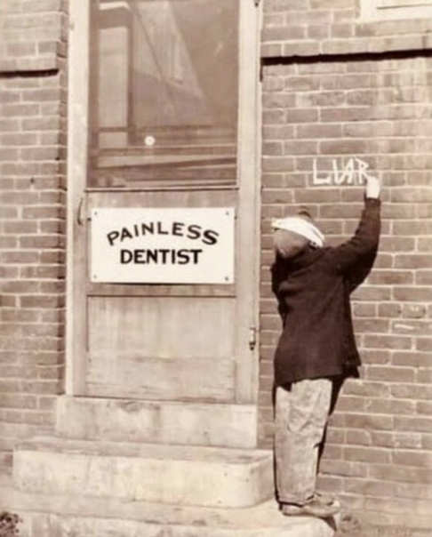 На фото «Рассерженный пациент» в Сан-Диего, 1920 гг. Надпись на табличке «Безболезненный стоматолог»,а пациент дописывает