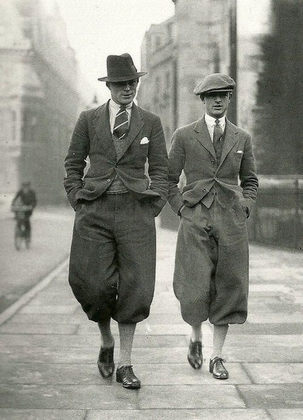 На фото пара модных студентов-магистров из Кембриджского университета. 1920 гг.