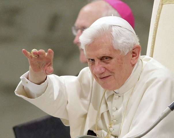 265-й Папа Римский (2005 2013) Бенедикт XVI, который в 1941 году стал членом Гитлерюгенда, а во время Второй мировой войны служил в зенитном батальоне Австрийского