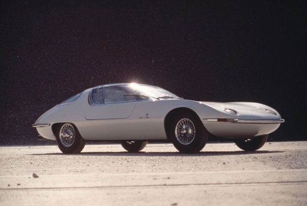 Концепт-кар с панорамной крышей Chevrolet Testudo Двухместный концепт Chevrolet Testudo был создан на базе легкового автомобиля Chevrolet Corvair Monza итальянской студией Bertone. Работы