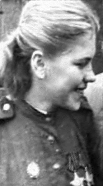 Великая русская женщина Снайпер Роза Шанина в 19 лет убила 59 немецких солдат и офицеров.28 января 1945 года девушка погибла, спасая тяжелораненого командира.Газеты союзников прозвали её