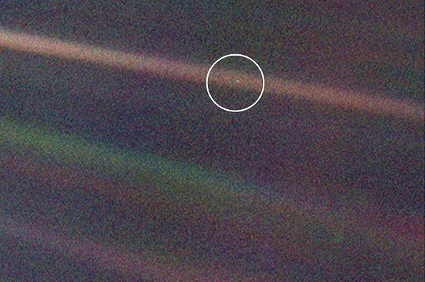 Земля наш дом. Знаменитая фотография планеты Земля, сделанная зондом «Вояджер-1» с расстояния 6 миллиардов километров.Мысли Карла Сагана об этой фотографии: «Взгляните ещё раз на эту точку. Это