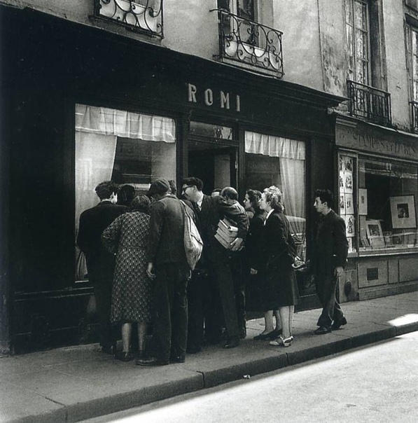 Фото реакций прохожих на картину, Париж, 1948 год.