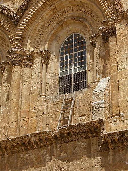 Лестница в Иерусалиме, которую никто не может убрать уже более ста лет.