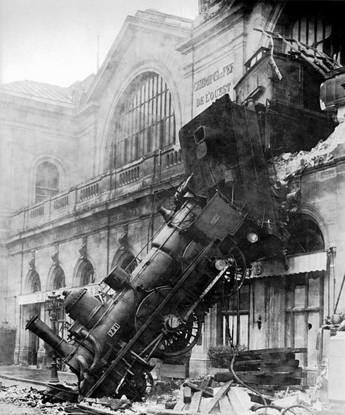 Невообразимая железнодорожная авария. 22 октября 1895 года на вокзале Монпарнас, состав не смог затормозить на уклоне, выбил путевой упор, выехал на перрон вокзала, пробил стену здания и