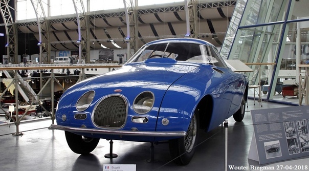 Фотографии с авто выставки 50-х гг. Концепт-кар Bugatti 101 Автомобиль Бугатти с пластиковым кузовом был выпущен в единственном экземпляре и демонстрировался на ряде автомобильных выставок
