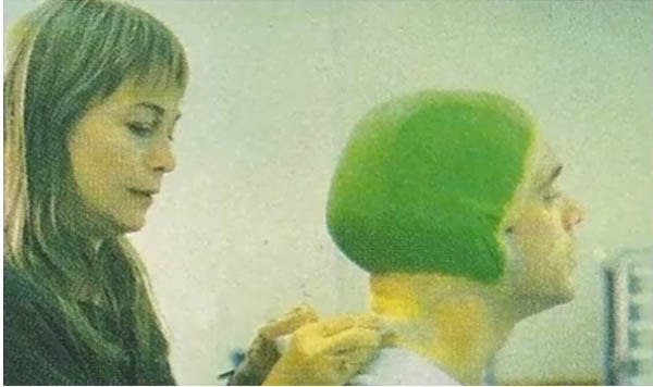 Фотографии процесса рождения героя фильма «Маска». Джим Керри в кресле гримера.1994 г.
