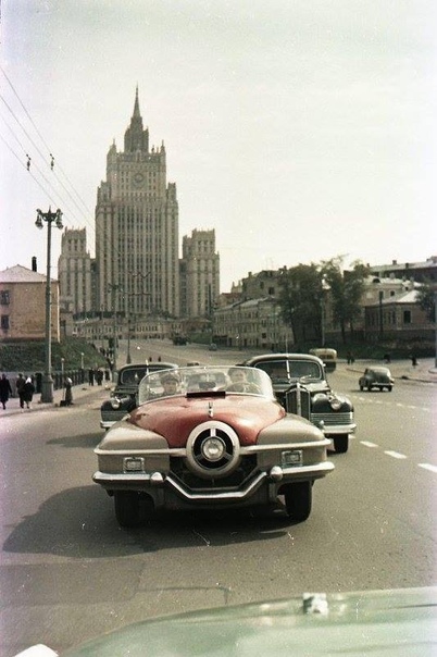 Фото спортивного автомобиля ЗИС-112/1 на улицах Москвы. 1956 г.