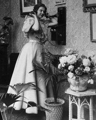 Фото 1890 года. Девушка разговаривает по телефону, Великобритания.