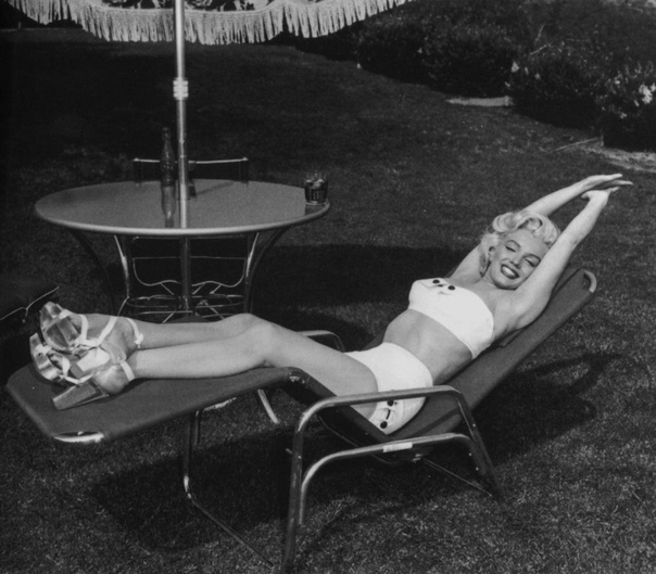 Солнечная фотосессия с Мэрилин Монро, 1953 год. Фотограф: Mischa Pelz.