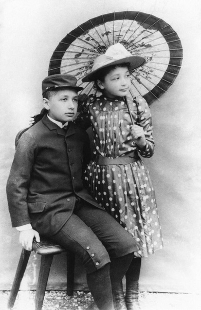 Молодой Альберт Эйнштейн с младшей сестрой Маей. 