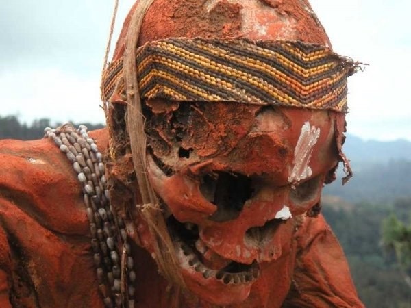 Похоронный ритуал в Папуа-Новой Гвинее. В провинции Моробе живёт племя ангу, его представители коптят покойников, обмазывают их глиной, а затем еще украшают и так хранят, не
