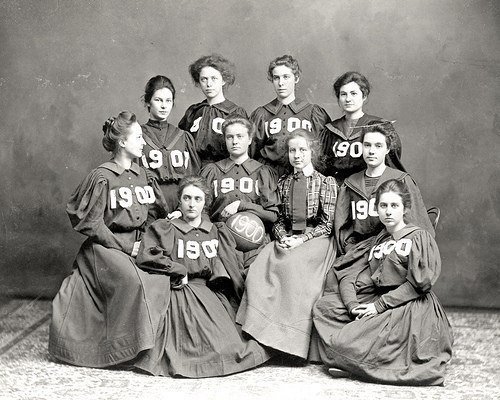 Фото женской баскетбольной команды, 1900 год. 