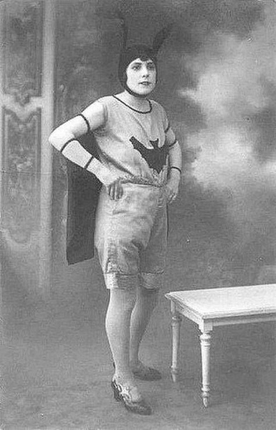 Фото женщины в костюме летучей мыши. Костюм на хэллоуин, 1920-е. Прототип костюма Бэтмэна)