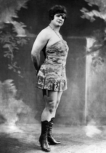 Кэти Сандвина самая сильная женщина 20 века Рост Катарины Брумбах (её настоящая фамилия) 183 сантиметра, вес 91 килограмм. Интересна история знакомства Кэти с её будущим мужем: Отец Кэти,