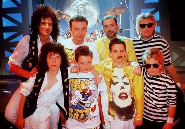 Фото группа Queen со своими мини-копиями во время съёмок клипа «The Miracle» 27 ноября 1989 года.